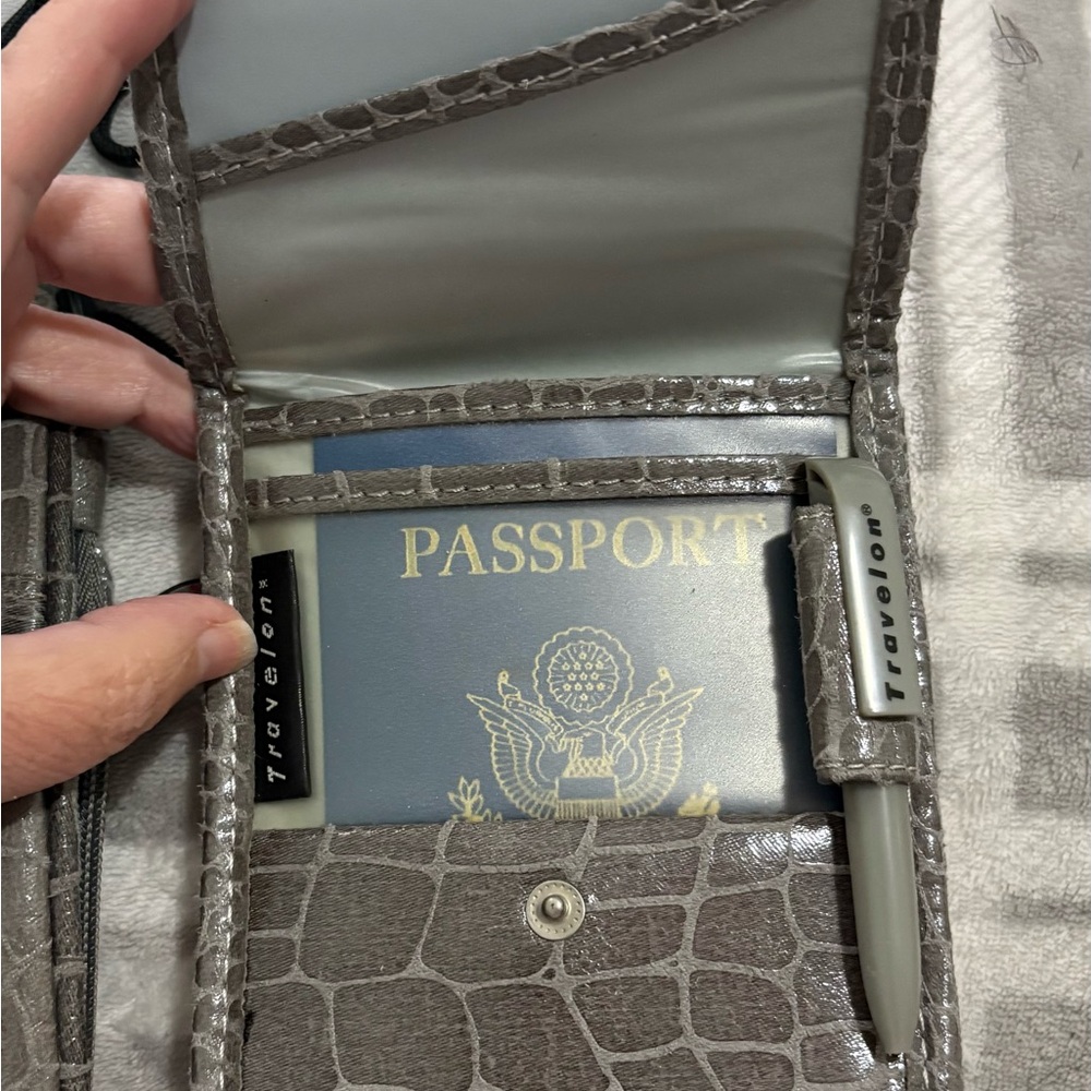 Travelon Grey Croc Anti-theft Sling Crossbody Bag with Passport Wallet NWT - Picture 3 of 11